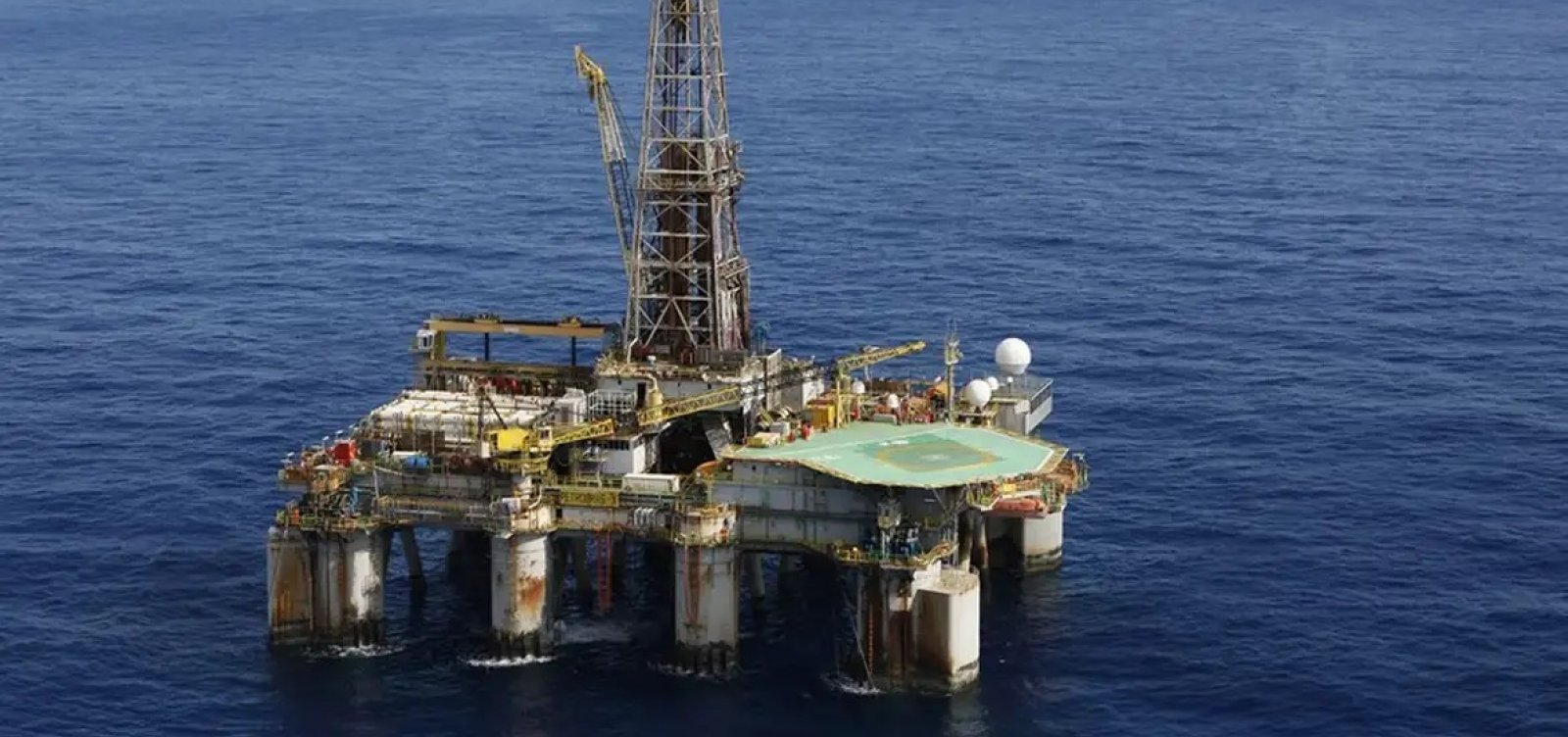 Petróleo se aproxima de US$ 115 e pode ter maior salto mensal desde 1990