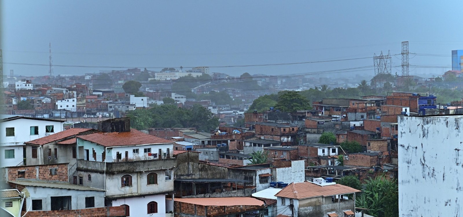 Salvador registra 73 ocorrências após chuvas, com deslizamentos e risco de desabamento