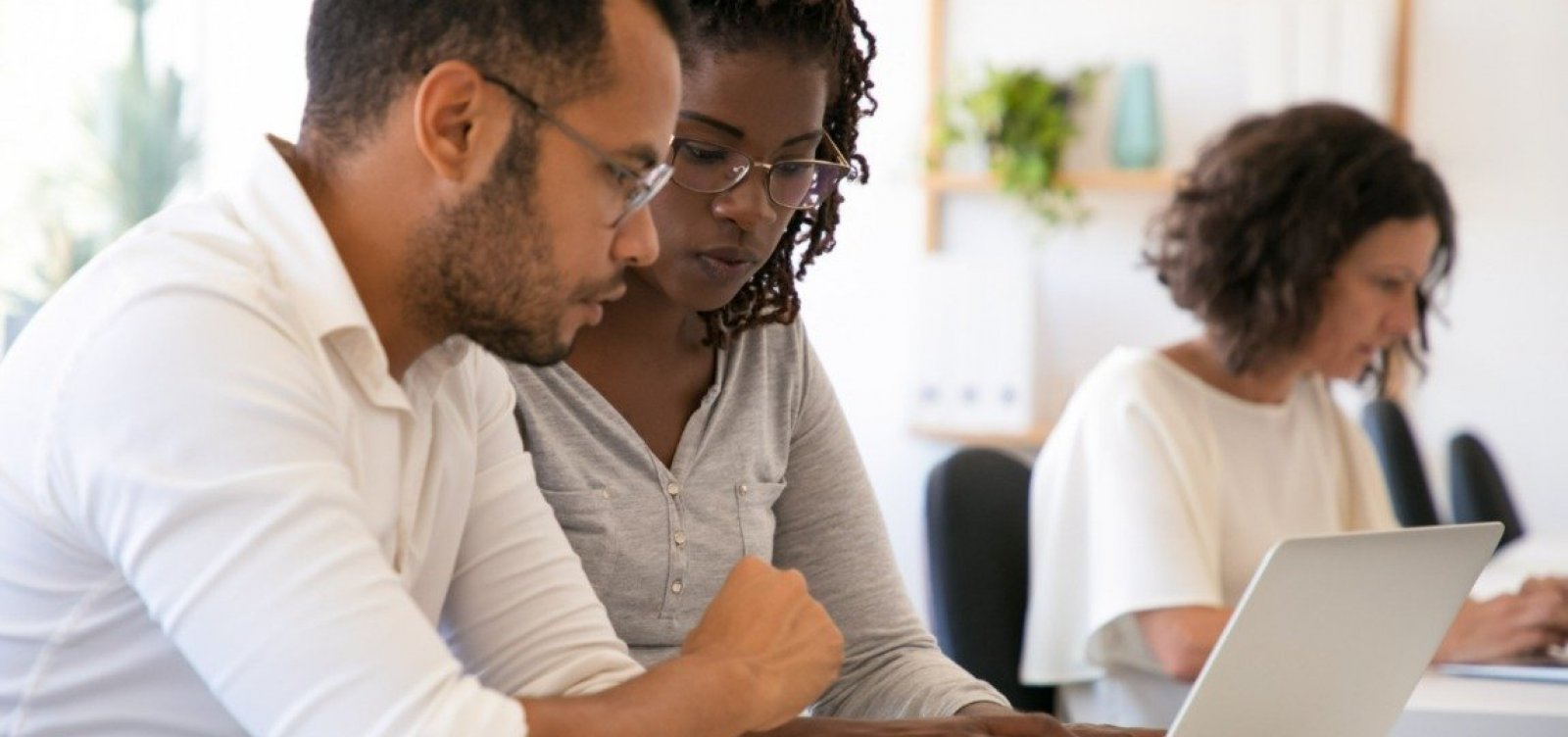 Projeto propõe salário mínimo para estagiários e institui sistema de cotas
