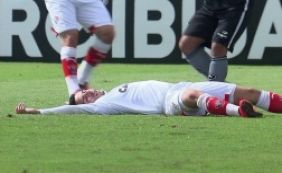 Jogador do Vitória sofre crise convulsiva após pancada em jogo contra o Botafogo