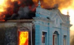Incêndio dura mais de três horas e destrói casarão na cidade de Cachoeira