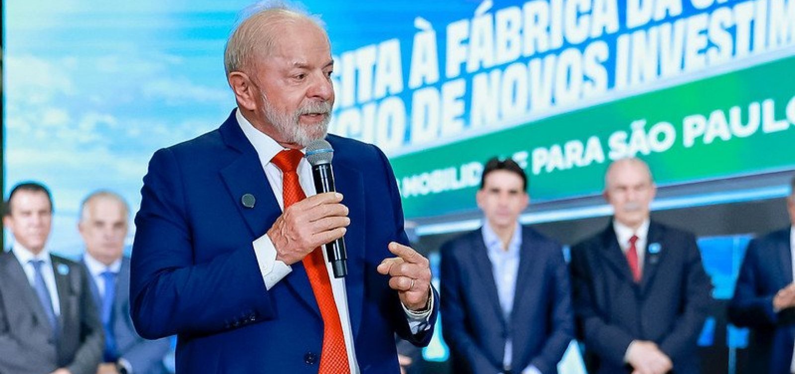 "Ninguém vai fazer a gente mudar o Pix", diz Lula após relatório dos EUA