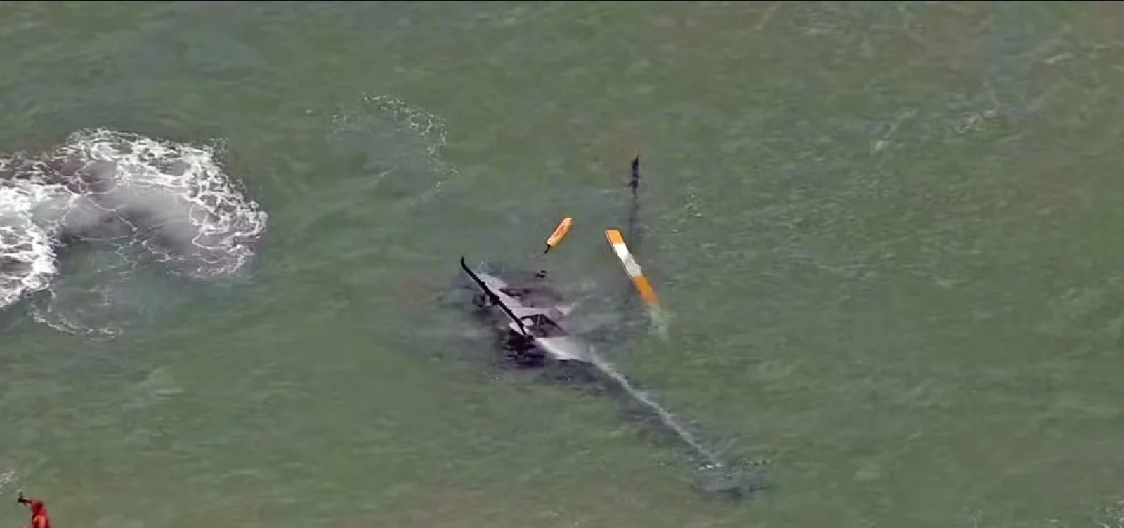 Helicóptero faz pouso forçado no mar e mobiliza resgate na Barra da Tijuca