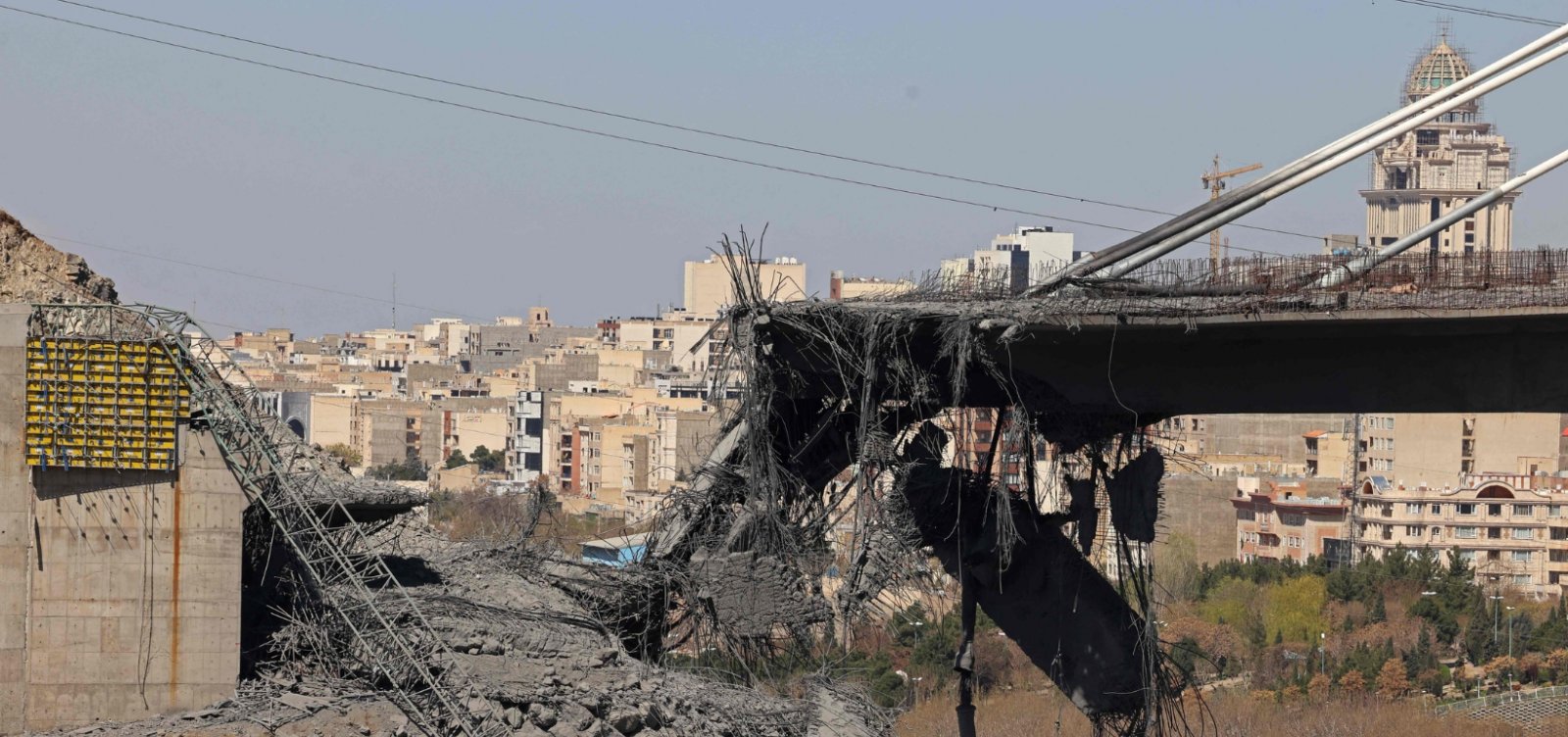 Irã amplia ataques contra Israel e atinge países do Golfo após ameaça de Trump