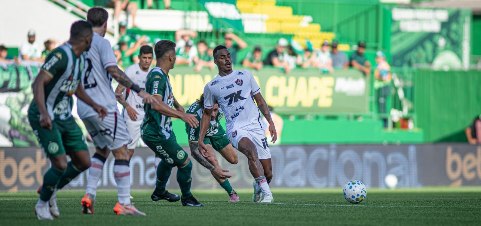 Com um jogador a menos, Vitória empata com a Chapecoense fora de casa