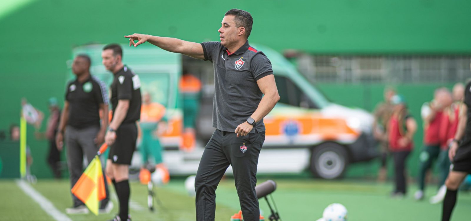 Jair Ventura valoriza ponto fora do Vitória e explica Matheuzinho no banco