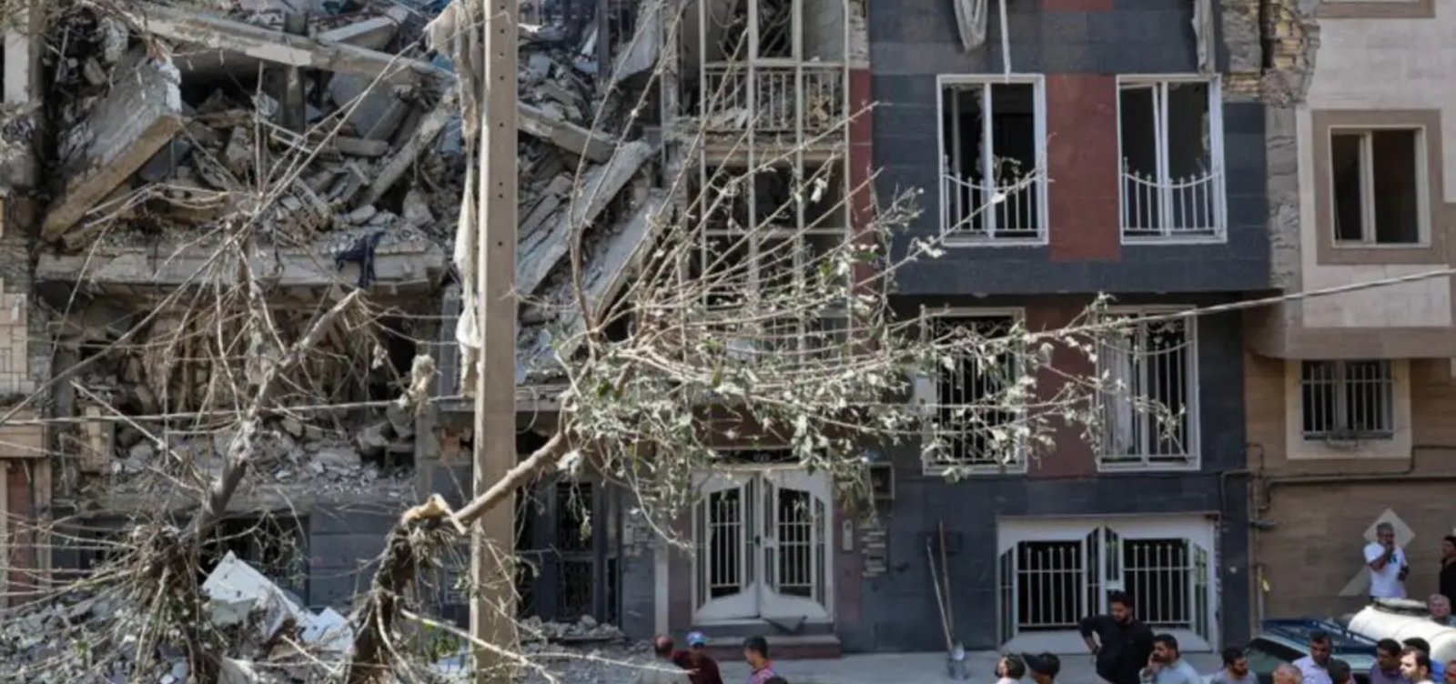 Irã desafia Donald Trump e endurece controle no Estreito de Ormuz em meio à escalada de tensões