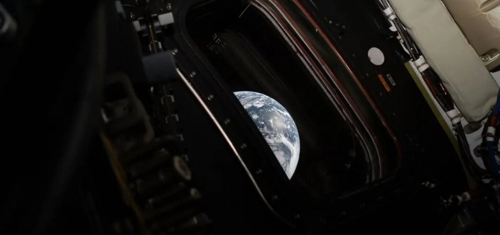 Artemis II estabelece novo recorde de distância da Terra durante sobrevoo lunar