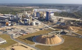 MST invade fábrica de celulose em protesto contra Temer em Mucuri 