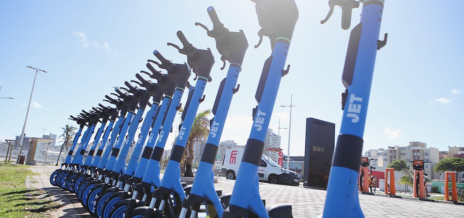 Quase 30 novas estações de patinetes chegam à orla de Salvador; saiba mais