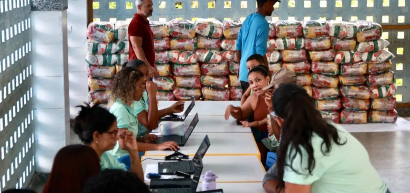 Prefeitura de Salvador distribui auxílio a pescadores após contaminação em São Tomé de Paripe
