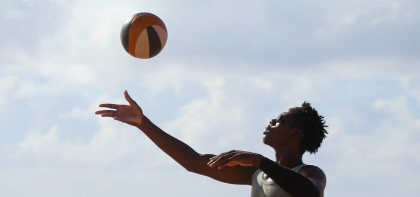 Festival de vôlei de praia reúne jovens e promove inclusão social em Salvador