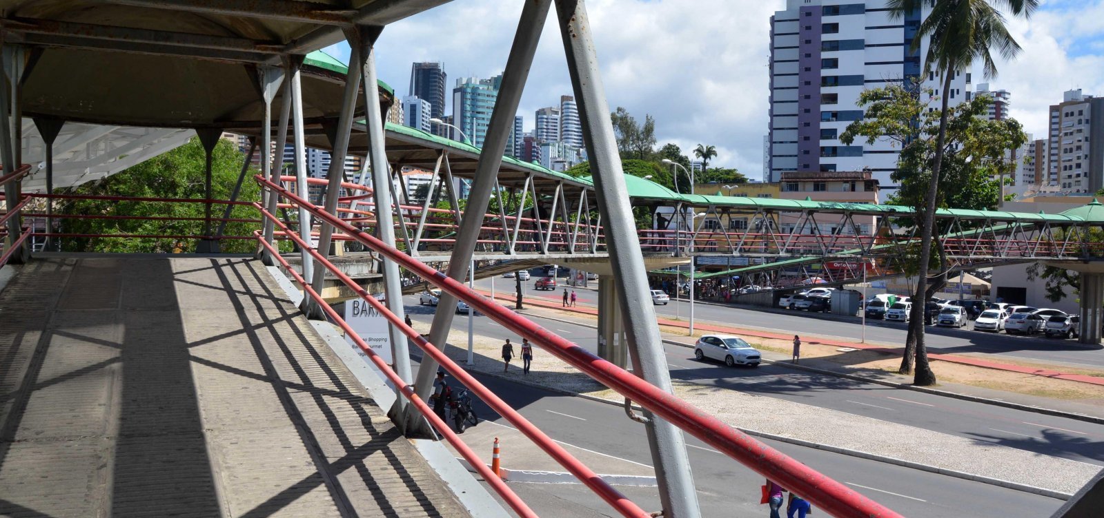 Entenda proposta que prevê multa por negligência em passarelas públicas de Salvador