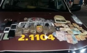 Trio é preso em flagrante na Boca do Rio com drogas e balança de precisão