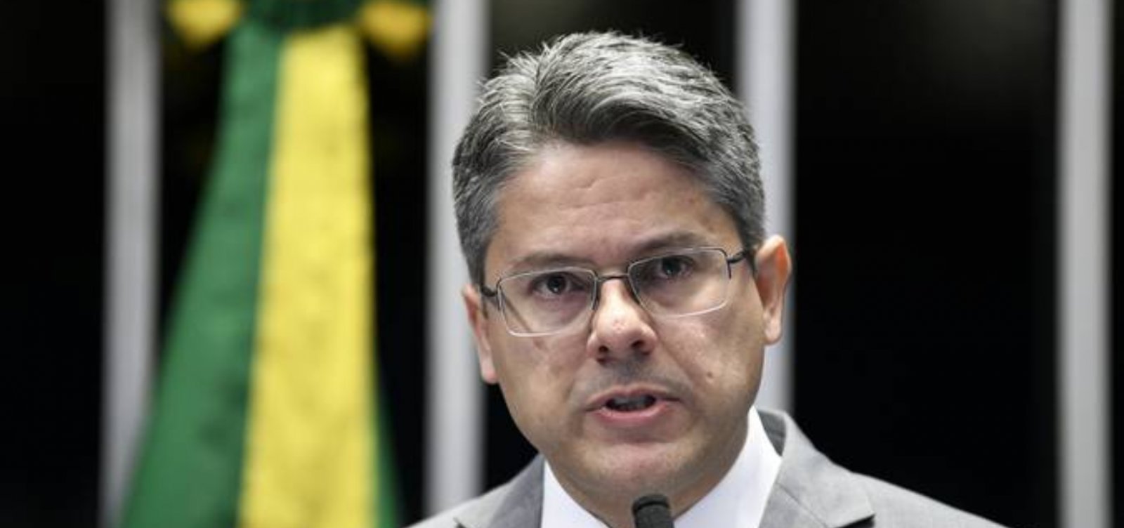 Gilmar Mendes pede investigação contra senador Alessandro Vieira