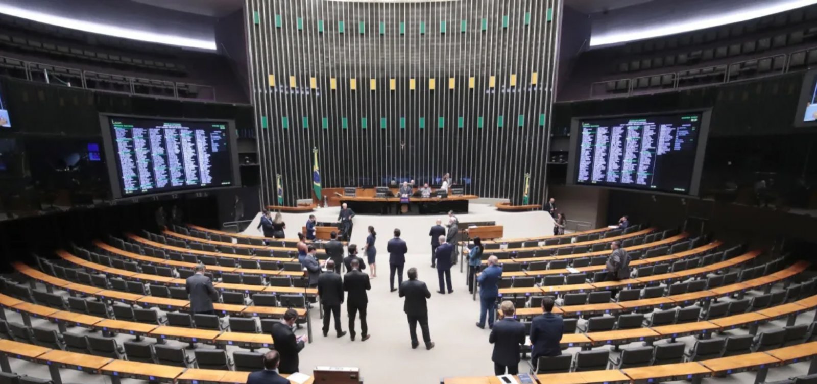 Câmara abre caminho para votação da jornada 6x1 em sessão de dois minutos 