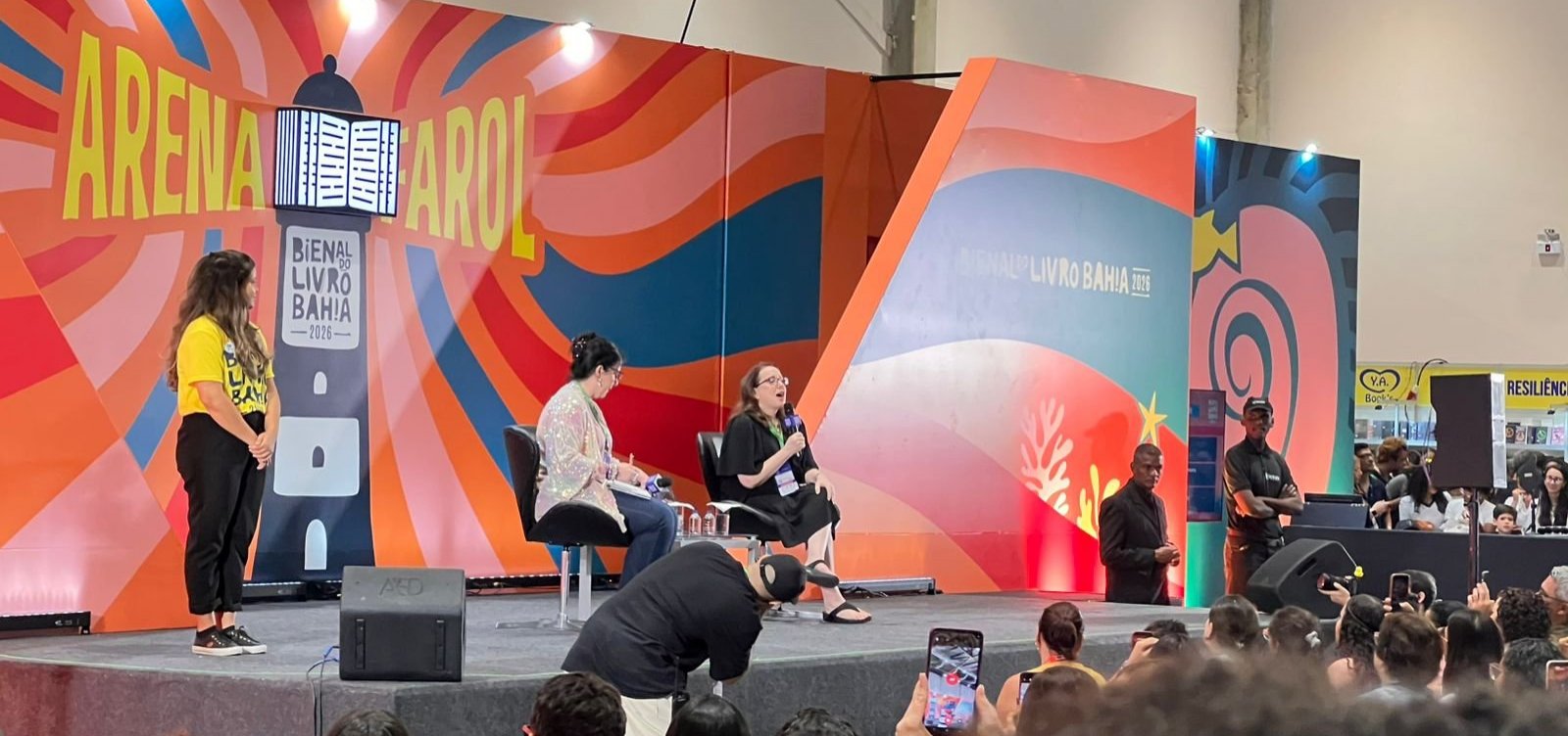 Bienal da Bahia lota com fãs para acompanhar Julia Quinn