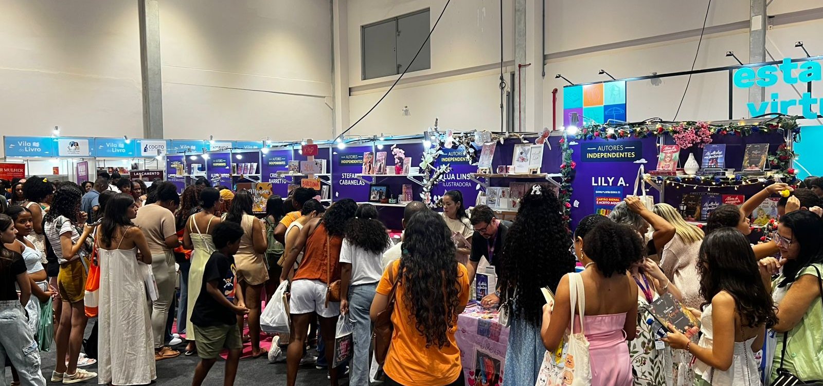 Autores independentes ganham protagonismo e atraem público na Bienal do Livro da Bahia