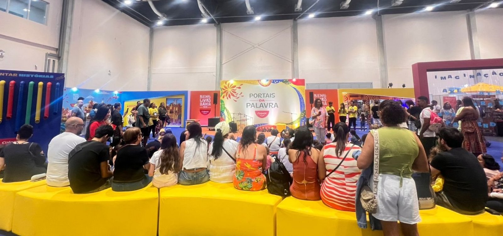 Pais transformam Bienal da Bahia em porta de entrada para a leitura infantil