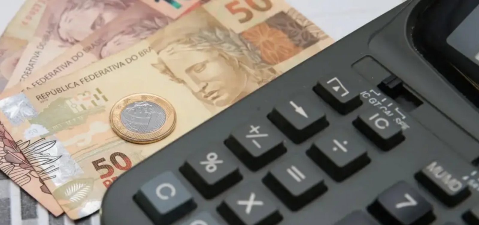 Endividamento atinge maioria dos brasileiros e aperta orçamento das famílias, diz Datafolha 