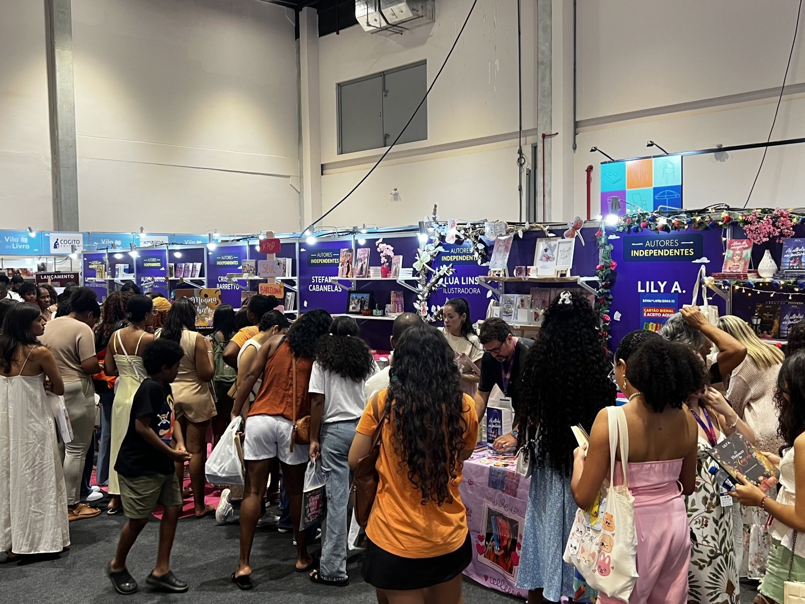 Autores independentes enfrentam desafios e buscam espaço no mercado literário na Bienal do Livro