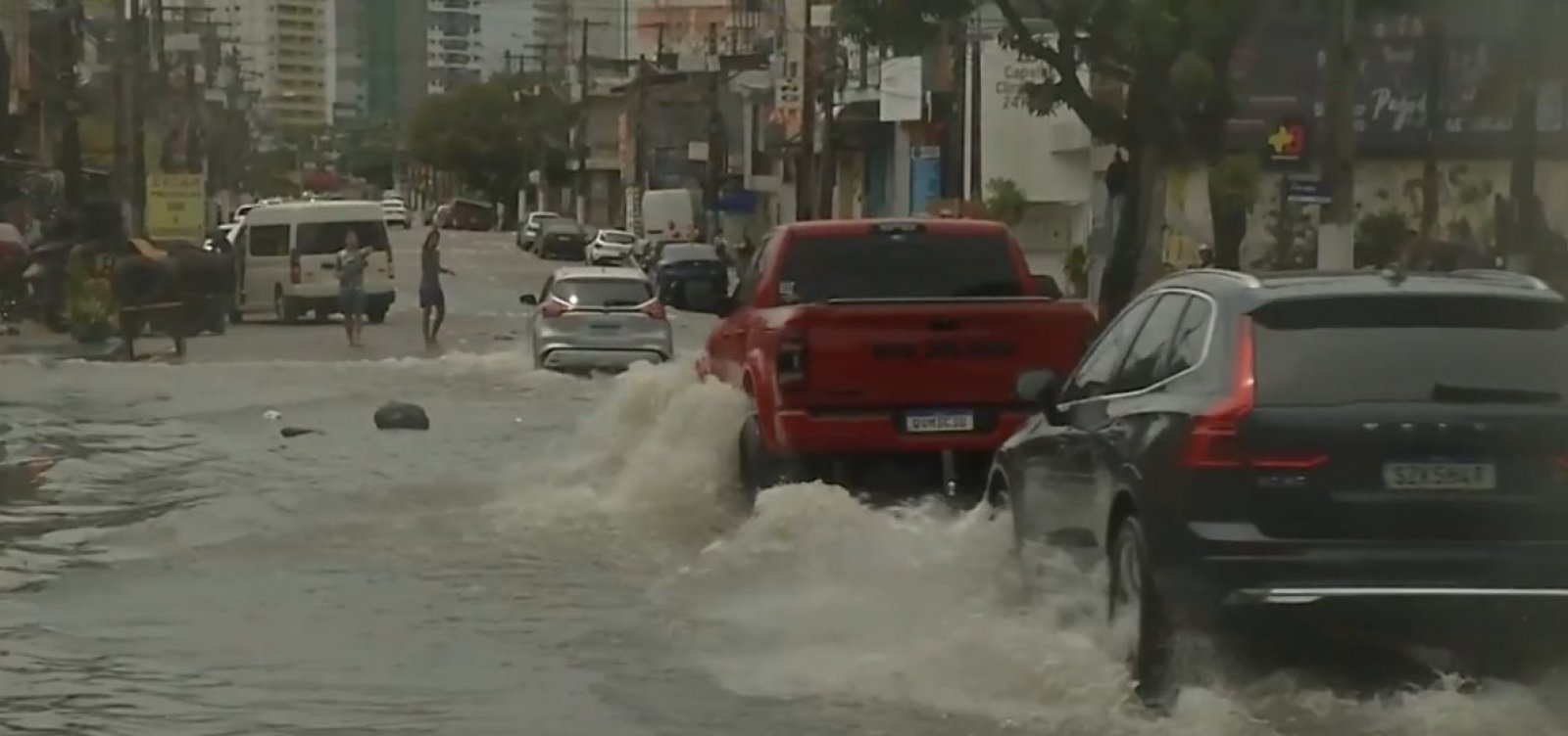 Após quase 30 horas de chuvas intensas, Belém entra em estado de emergência