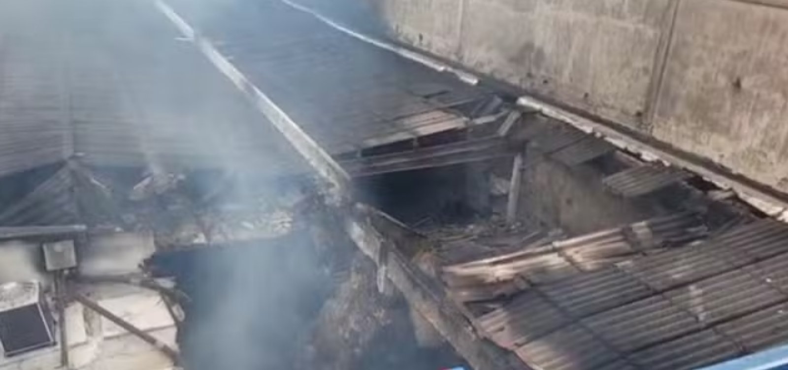 Loja no centro de Feira de Santana é destruída por incêndio de grandes proporções