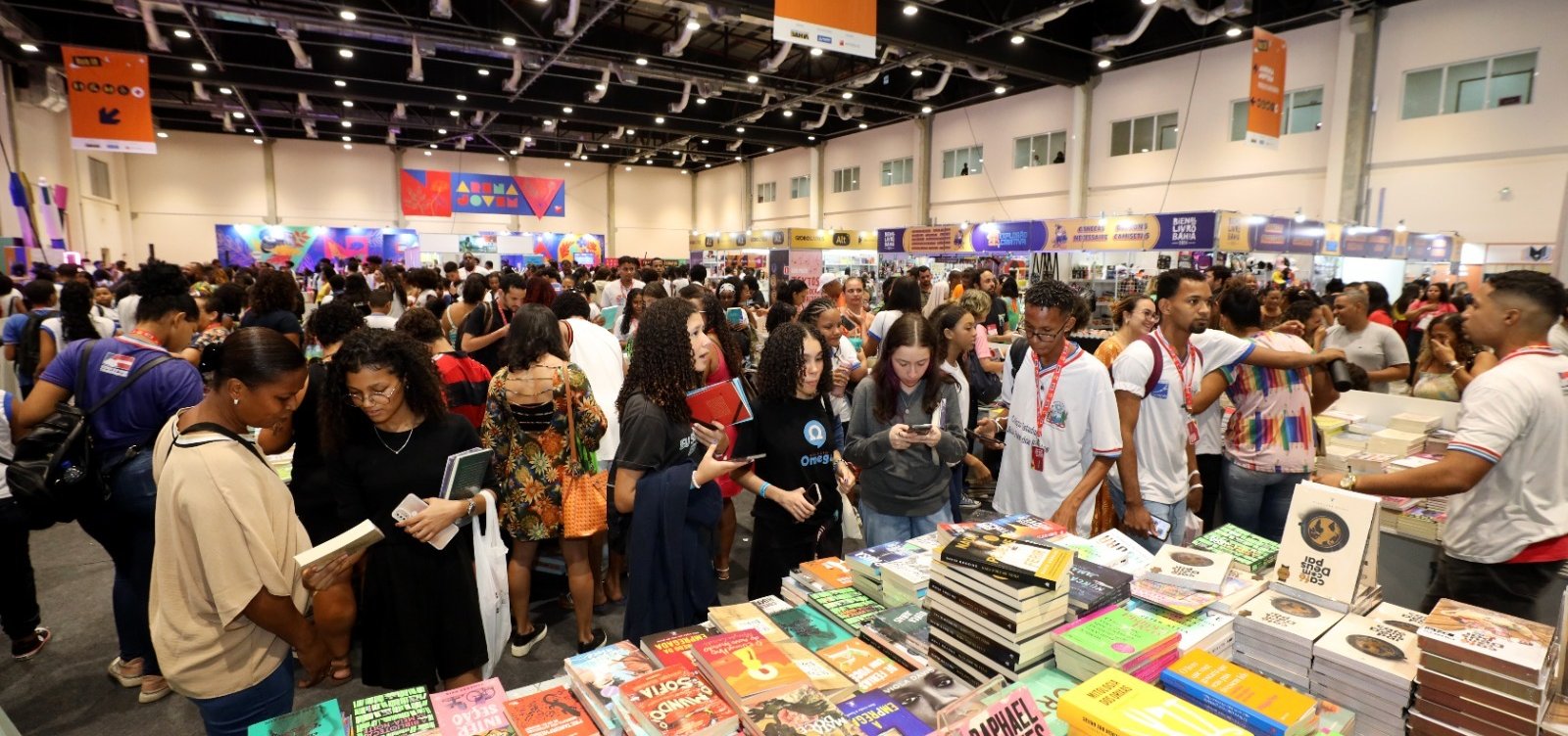 Bienal do Livro da Bahia chega ao último dia em Salvador; confira a programação 