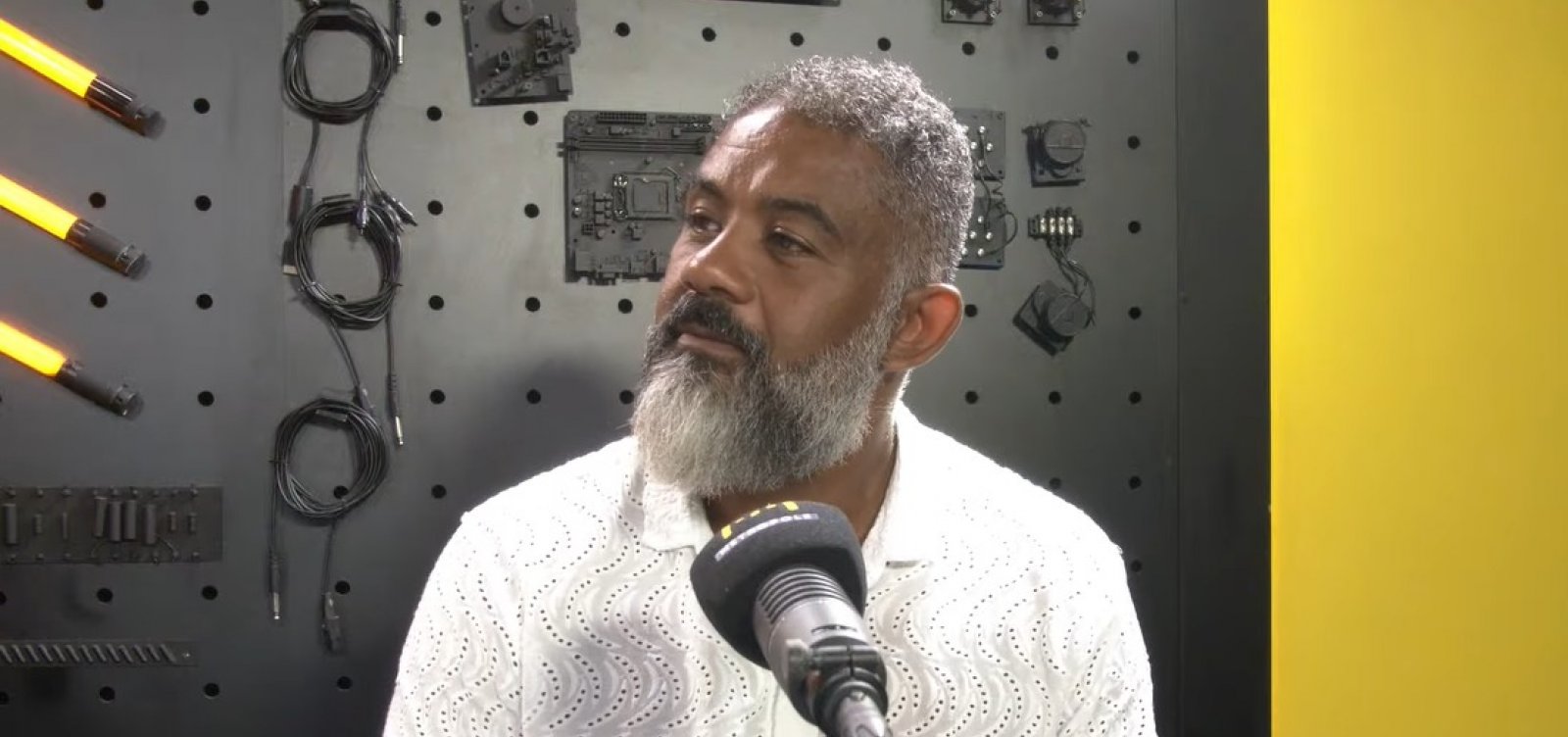 Ator Antônio Marcelo comenta filme baiano “Timidez” e destaca adaptação para o cinema