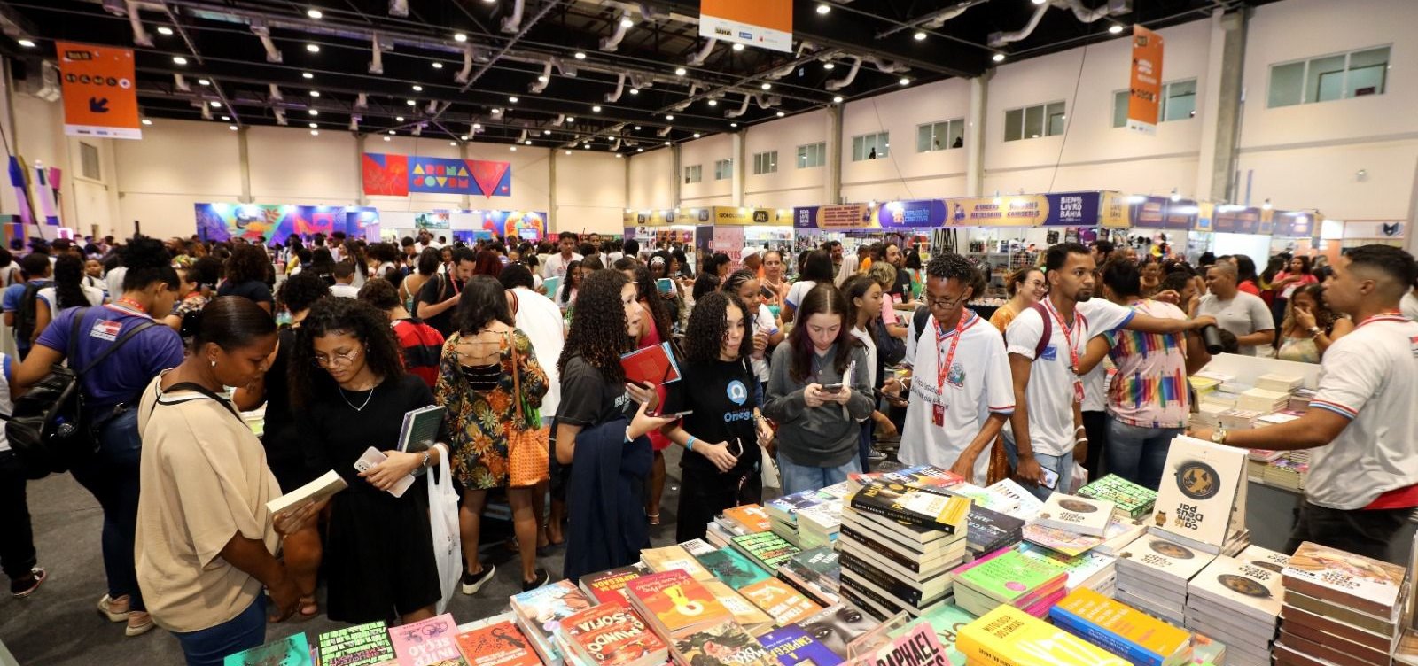 BookTok impulsiona venda de livros de autores pouco conhecidos e resgata clássicos