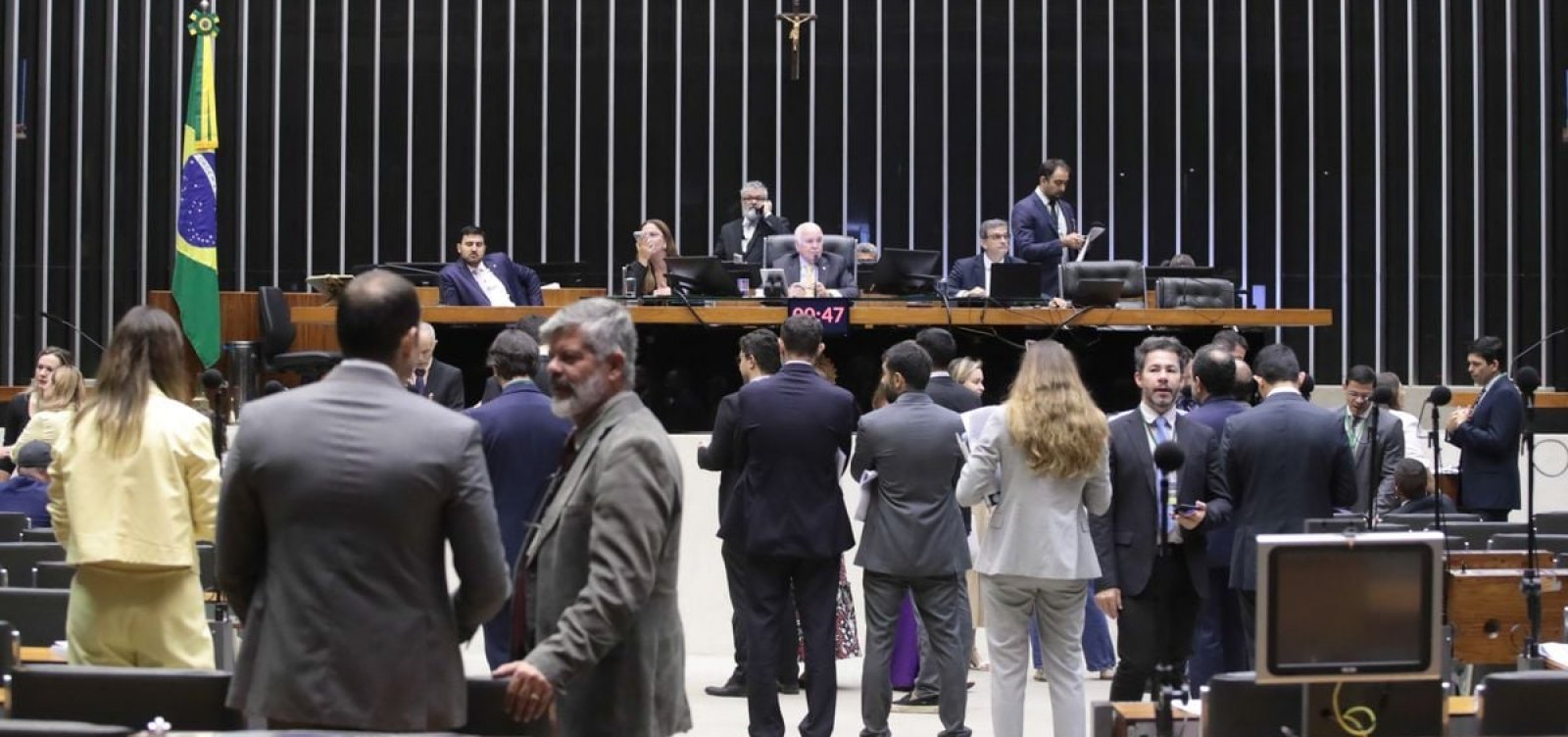 CCJ da Câmara aprova PEC do fim da escala 6×1