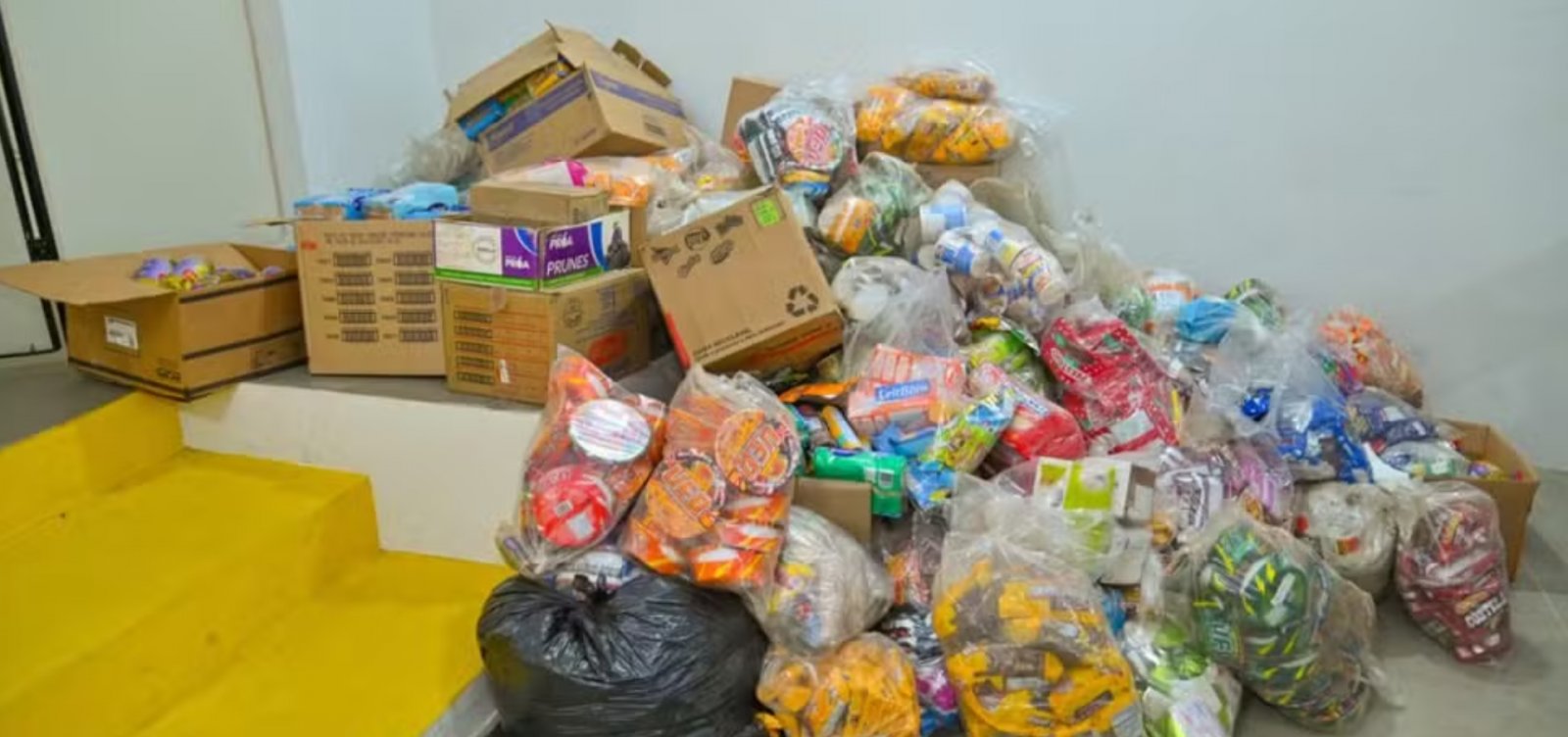 Quase 2 toneladas de alimentos vencidos são apreendidas em supermercado na Bahia