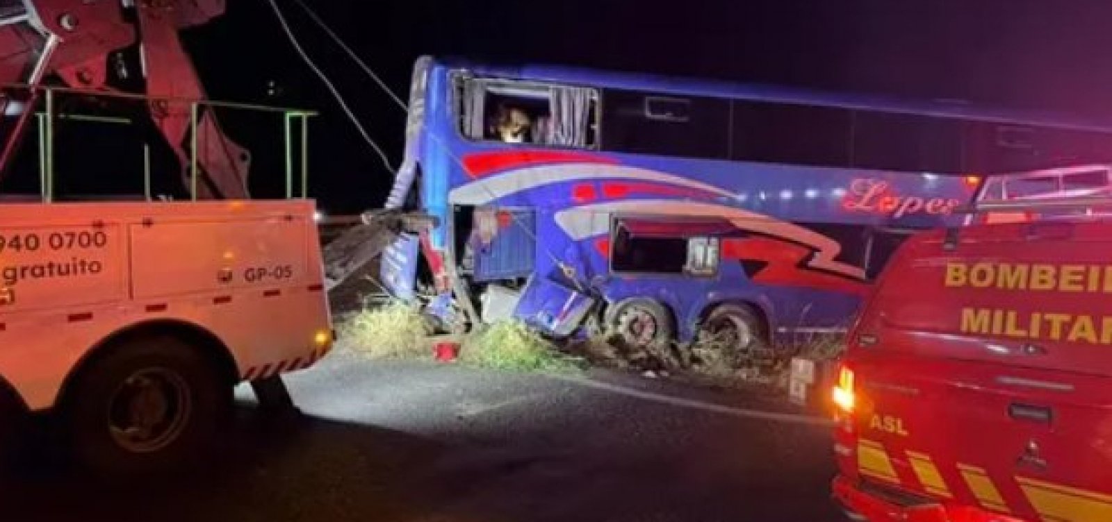 Duas pessoas morrem em batida envolvendo ônibus de igreja que saiu da Bahia