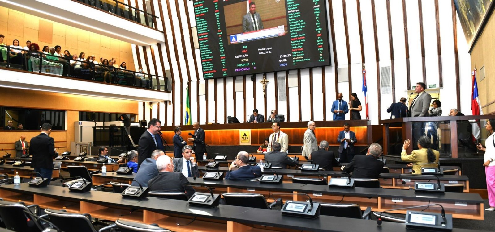 Alba aprova reajuste escalonado de 5,4% para professores estaduais