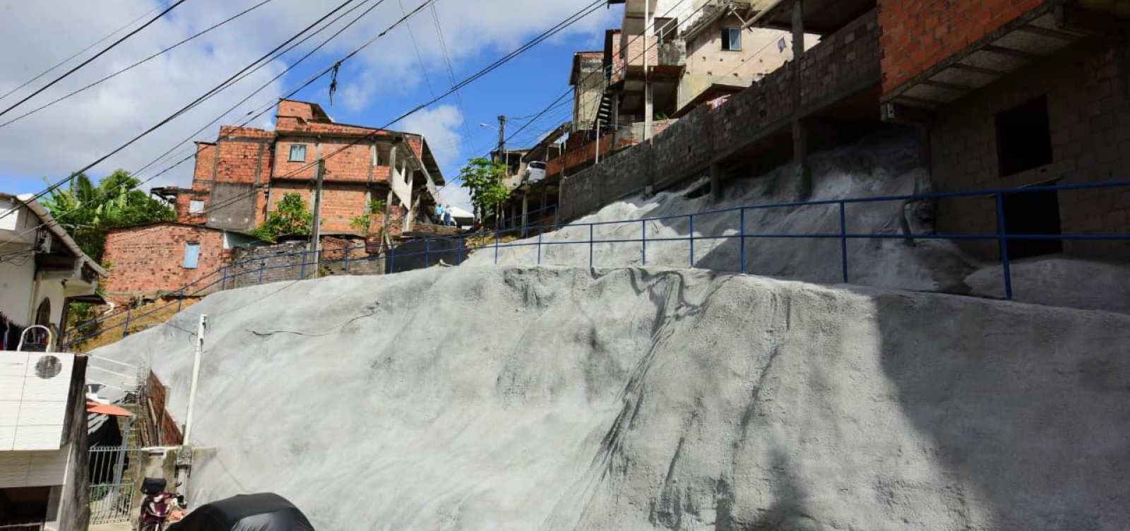 Prefeitura de Salvador entrega geomanta em Nova Brasília e chega a 587 áreas de risco protegidas