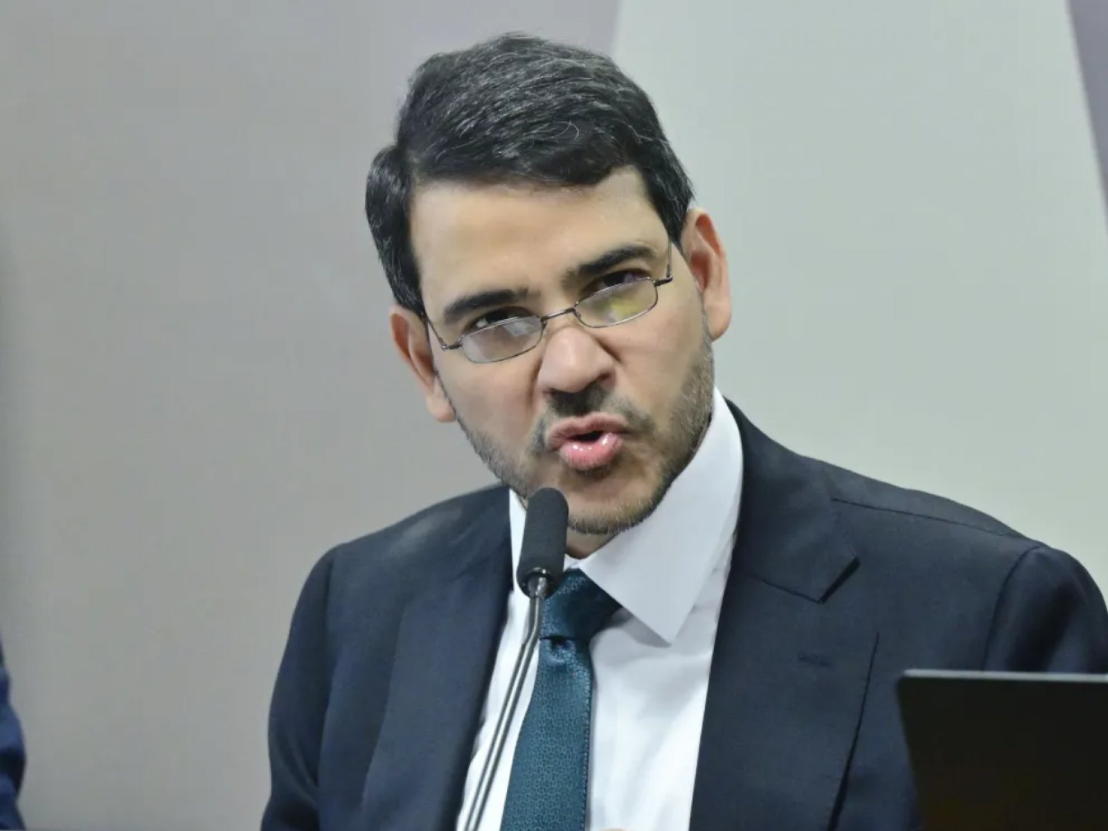 Jorge Messias obtém 27 votos na CCJ e avança em indicação ao STF