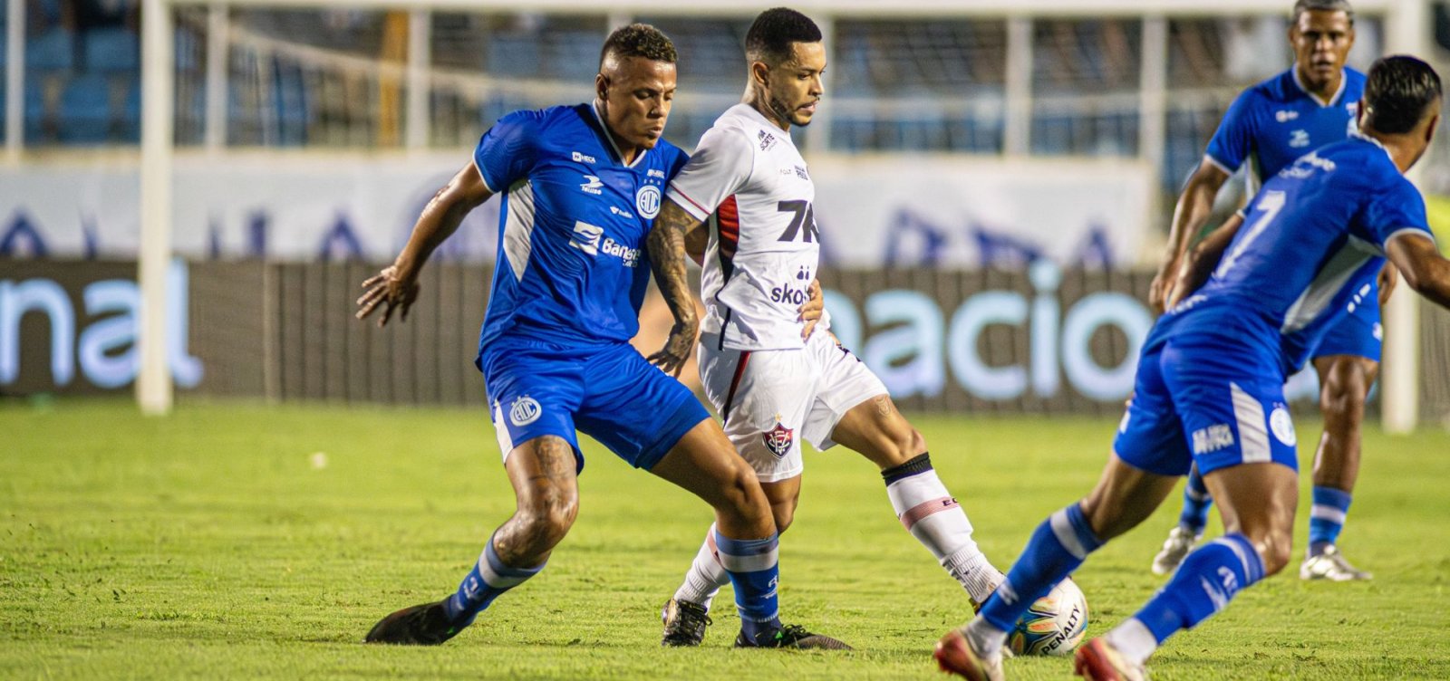 Vitória empata com o Confiança, mas avança em 1º do grupo no Nordestão