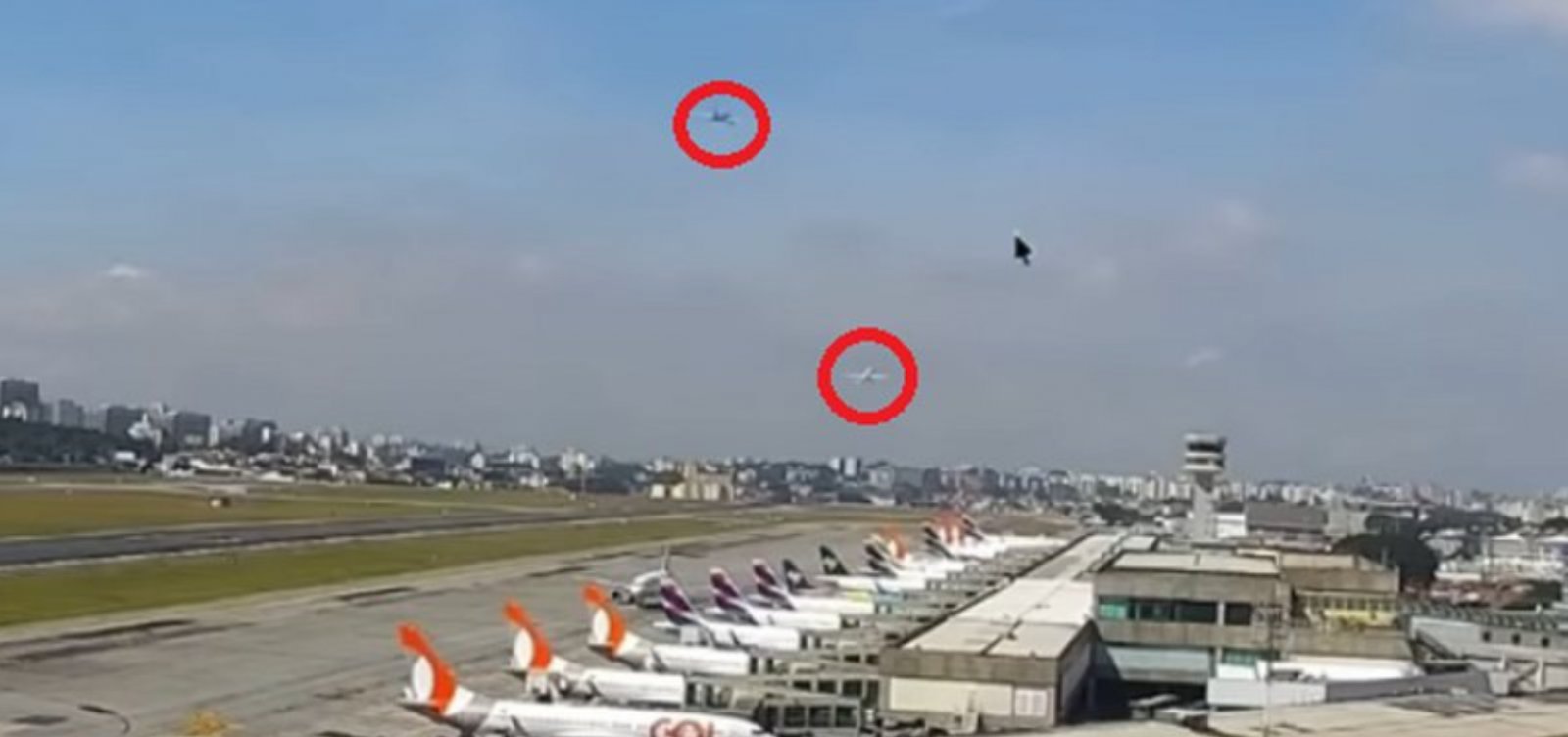 Voo que saiu de Salvador se aproxima de aeronave durante pouso em Congonhas e assusta passageiros