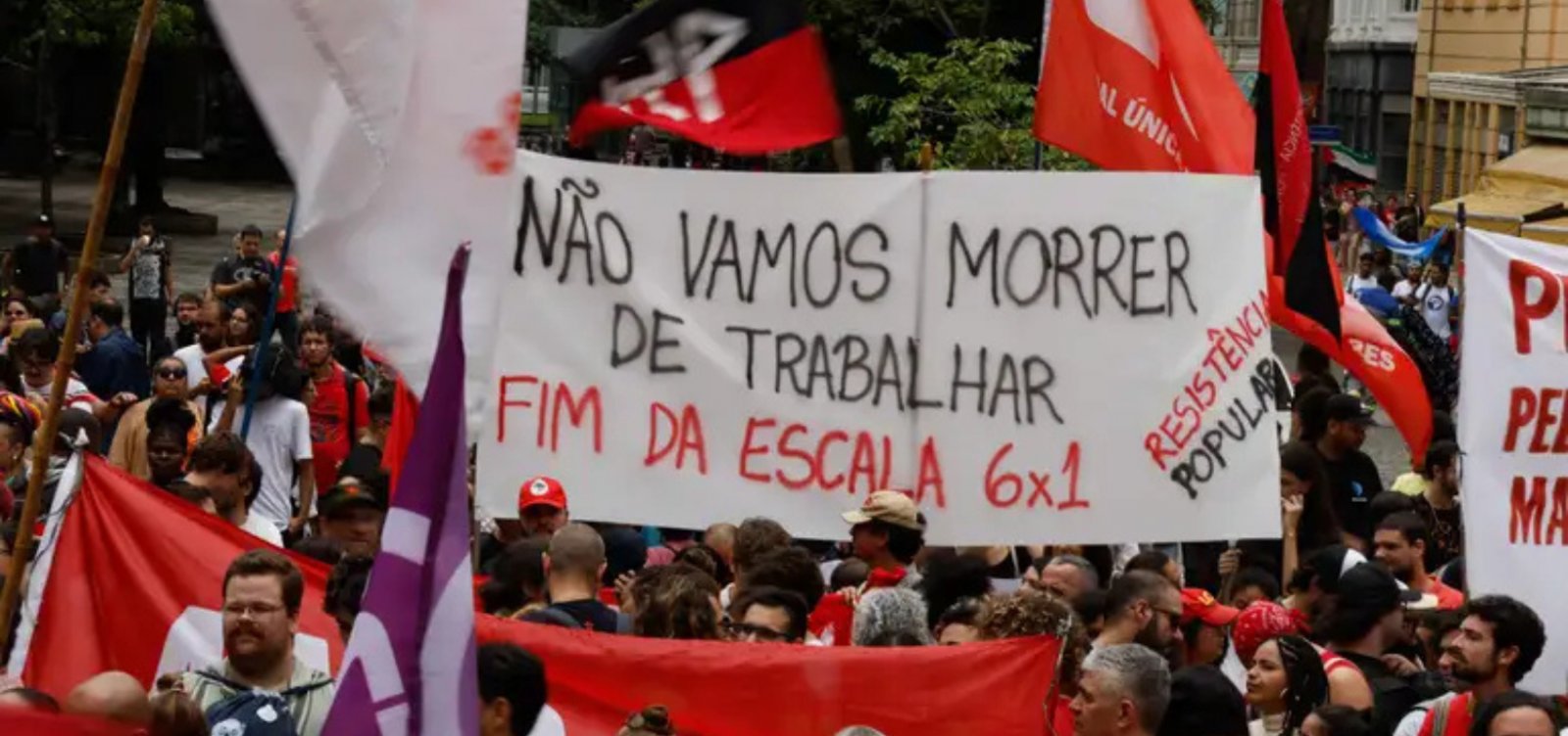 Fim da escala 6x1 domina atos do Dia do Trabalhador em Salvador e no país
