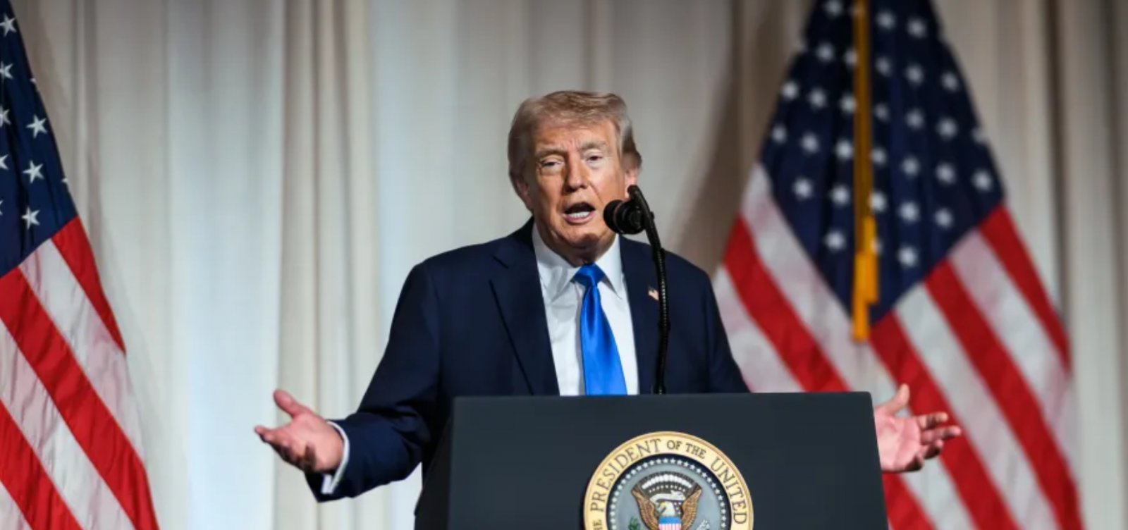 Trump diz que vai elevar tarifas sobre carros e caminhões da União Europeia para 25%