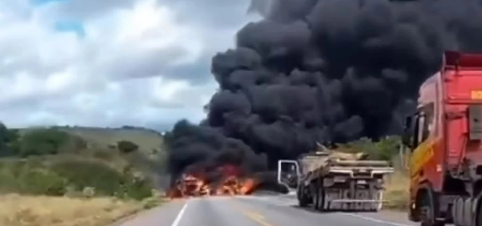 Acidente com veículo que transportava inflamável interdita BR-116 na Bahia