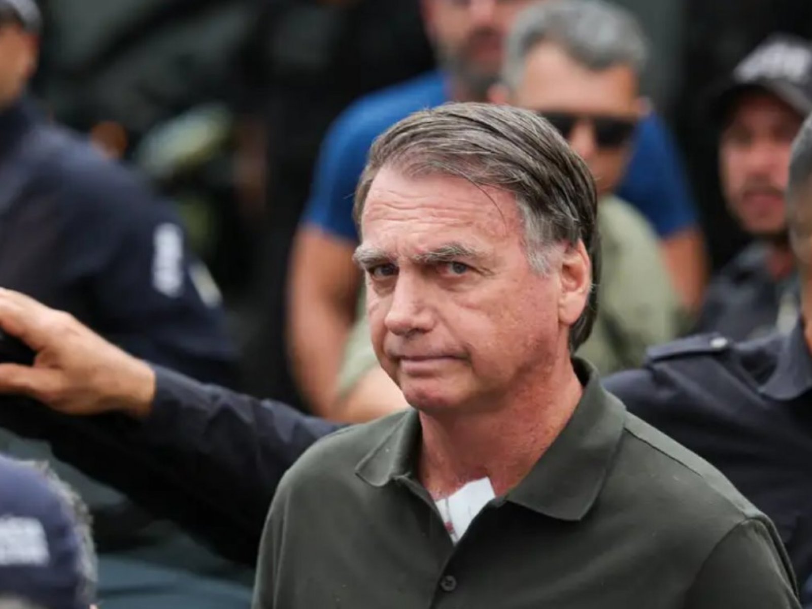Bolsonaro deve receber alta na segunda-feira, diz médico