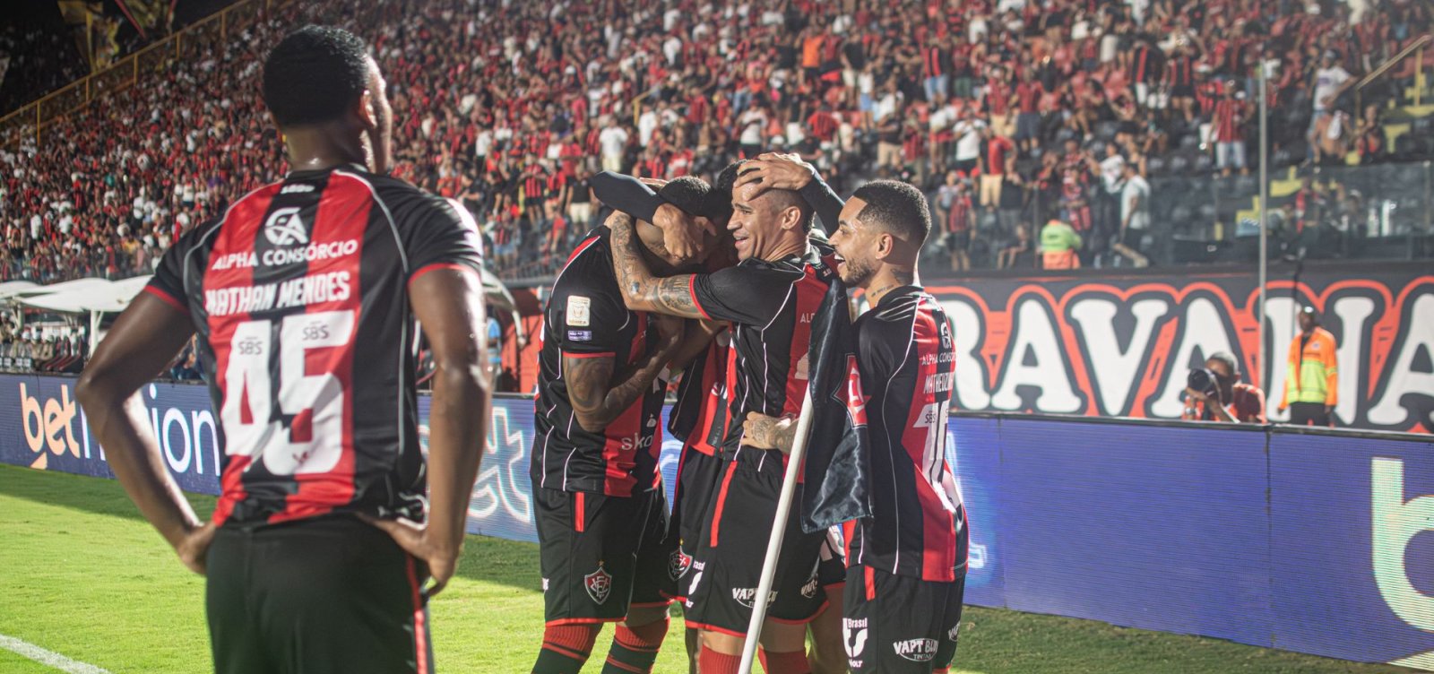 Com um homem a mais, Vitória goleia o Coritiba e salta na tabela do Brasileirão