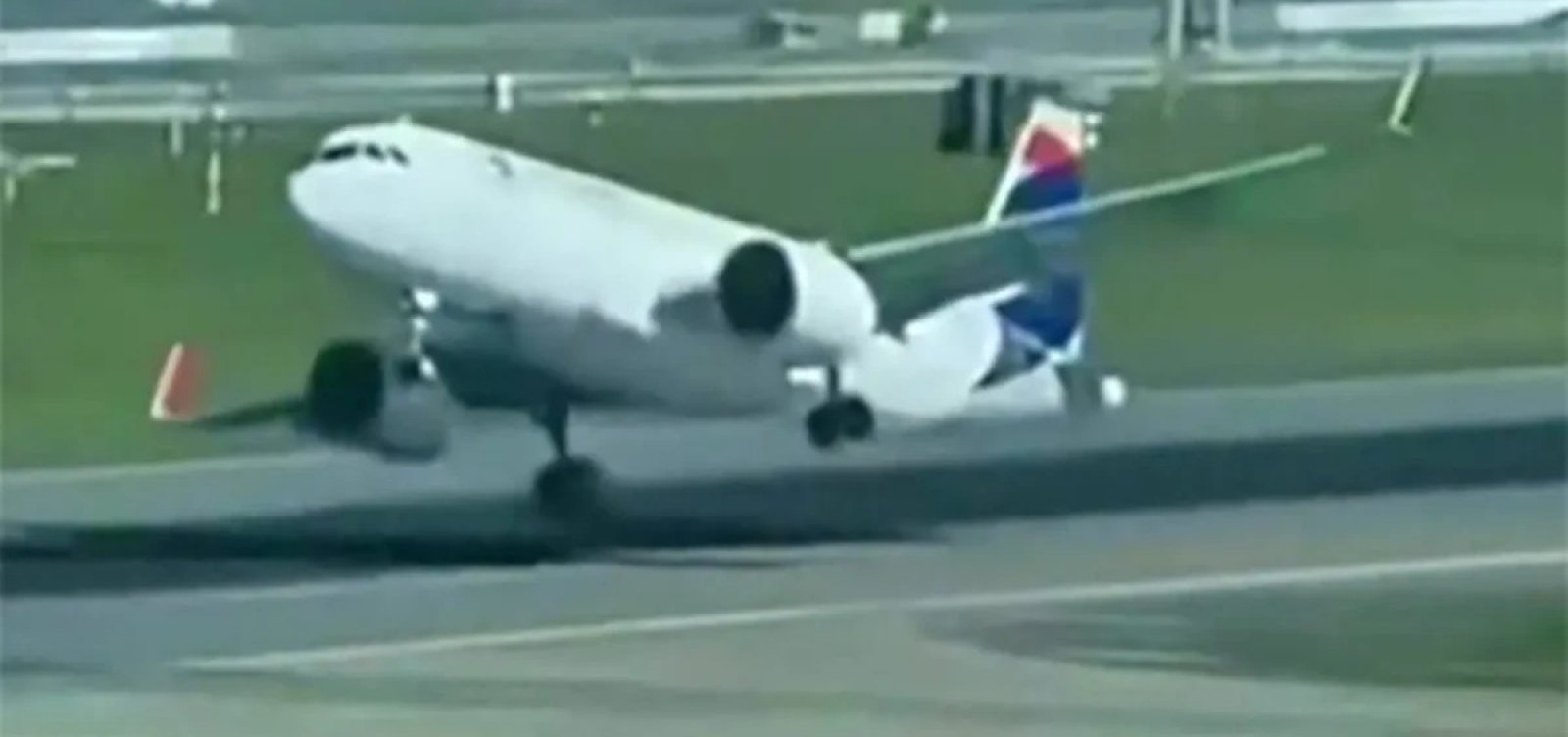 Avião da Latam que saiu de Guarulhos arremete após tocar pista em Buenos Aires