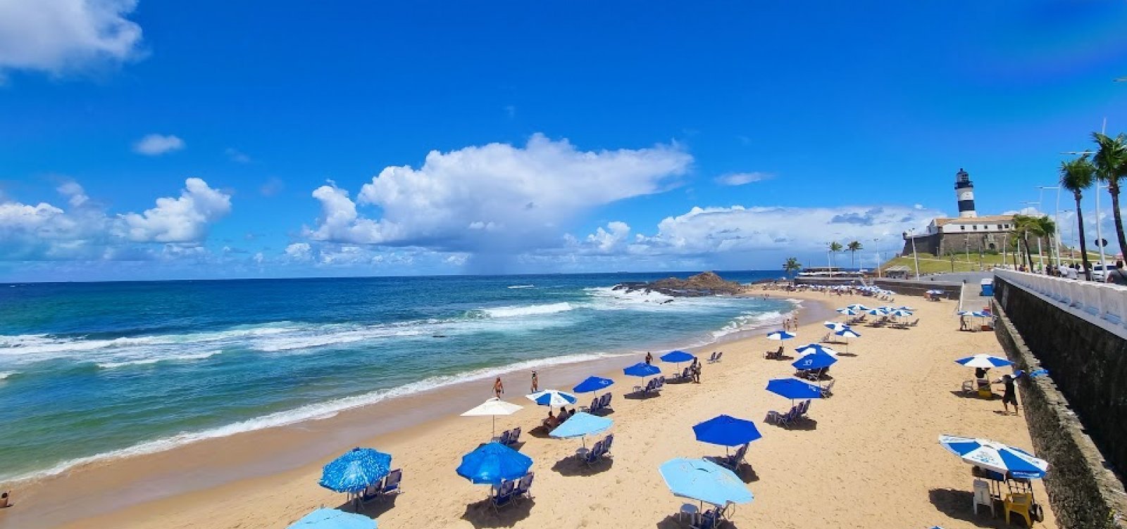Outono mantém praias cheias em Salvador e aumenta risco de afogamentos