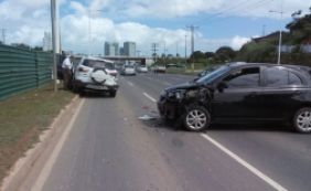 Acidente complica trânsito na Av. Paralela; ninguém ficou ferido