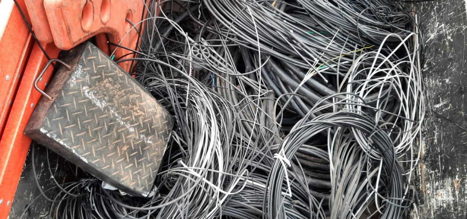 Operação da Coelba remove cabos irregulares de internet em Salvador e interior da Bahia
