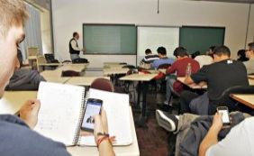 Deputado propõe projeto de lei que proíbe uso de celular em salas de aula