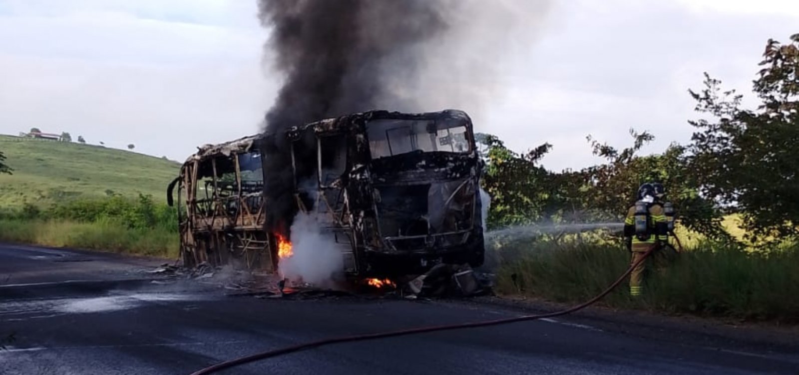Ônibus pega fogo na BR-110 na Região Metropolitana de Salvador; trecho é interditado