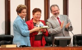 Em sessão na AL, Fátima Nunes presenteia Dilma com uma maquete 